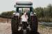 novia sentada en un tractor